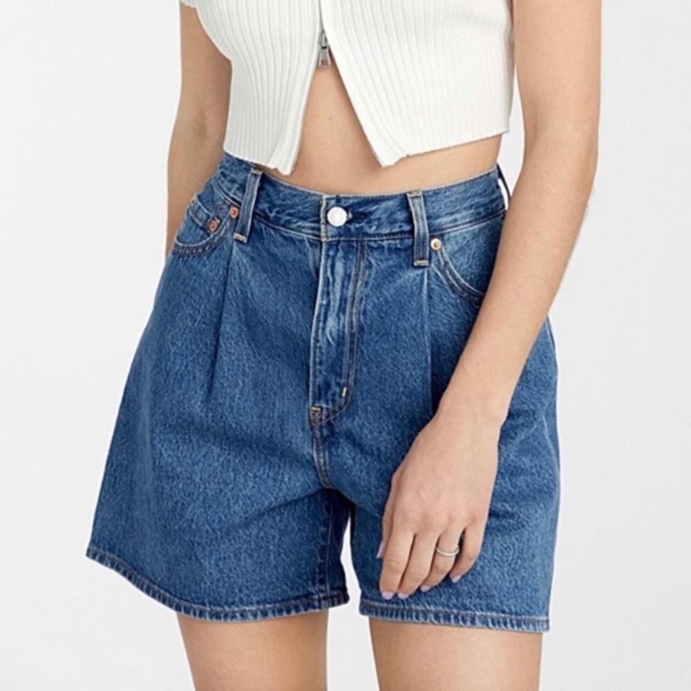 Levi's Pleated Ribcage Shorts Now & Then mid wash blue